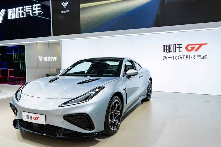 成都100哪吒汽车在智能汽车领域的表现，领途汽车在新能源汽车市场中的影响力